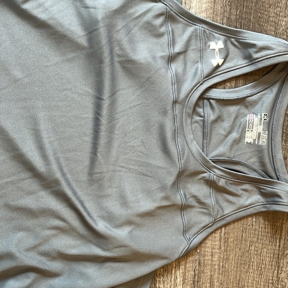 2 Womens tanks - Picture 2 of 4